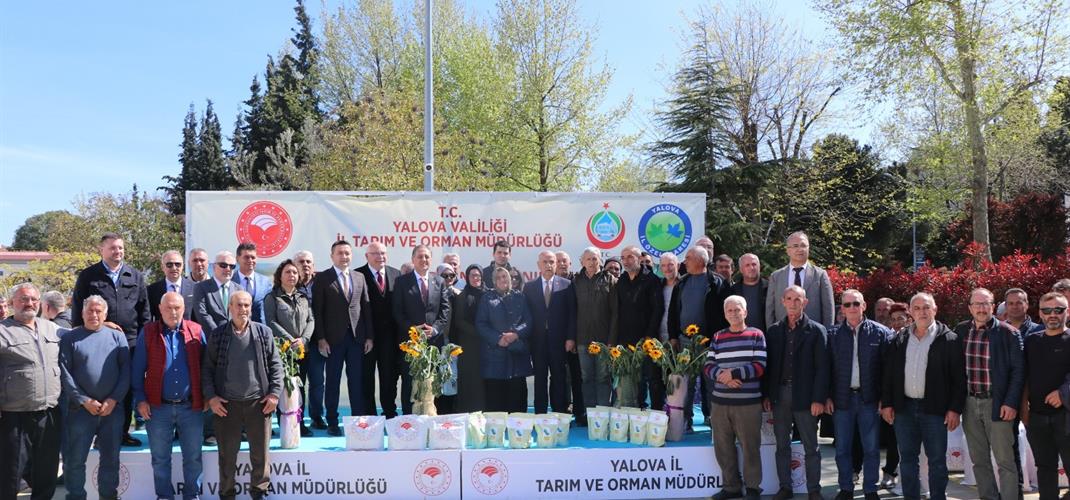 100'Ü AŞKIN ÜRETİCİYE FASULYE VE AYÇİÇEĞİ DAĞITILDI
